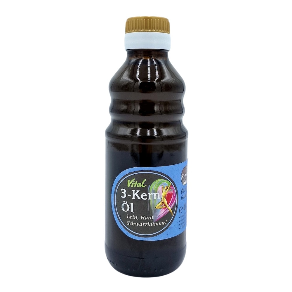 Vitalöl, 3 Kern Öl aus Lein, Hanf und Schwarzkümmelöl nativ kaltgepresst, 250 ml in brauner Glasflasche der Ölmühle Garting mit blauem Etikett auf weißem Hintergrund