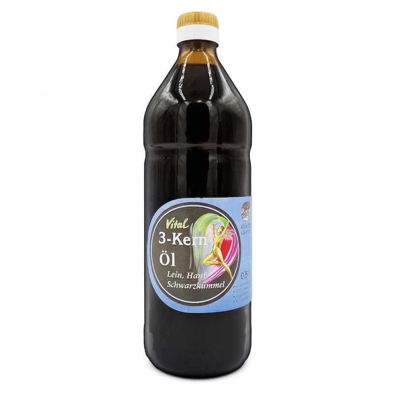 Vitalöl, 3 Kern Öl aus Lein, Hanf und Schwarzkümmelöl nativ kaltgepresst, 750 ml in brauner Glasflasche der Ölmühle Garting mit blauem Etikett auf weißem Hintergrund