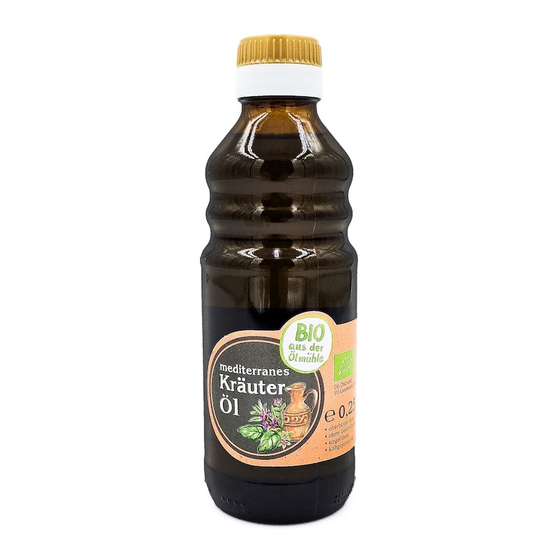 Mediterranes Bio Kräuteröl nativ kaltgepresst, 250 ml in brauner Glasflasche der Ölmühle Garting auf weißem Hintergrund