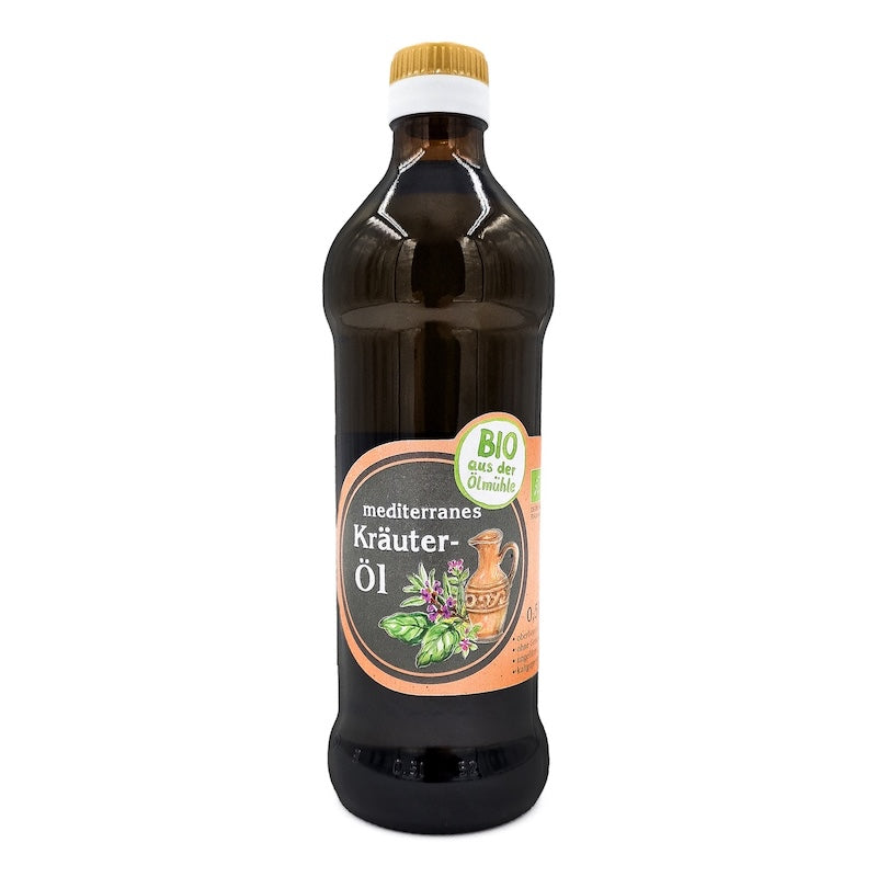 Mediterranes Bio Kräuteröl nativ kaltgepresst, 500 ml in brauner Glasflasche der Ölmühle Garting auf weißem Hintergrund