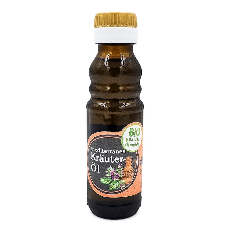 Mediterranes Bio Kräuteröl nativ kaltgepresst, 100 ml in brauner Glasflasche der Ölmühle Garting auf weißem Hintergrund