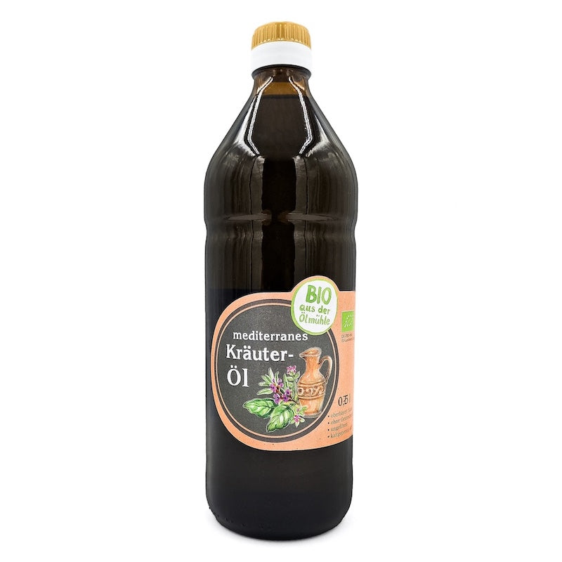 Mediterranes Bio Kräuteröl nativ kaltgepresst, 750 ml in brauner Glasflasche der Ölmühle Garting auf weißem Hintergrund