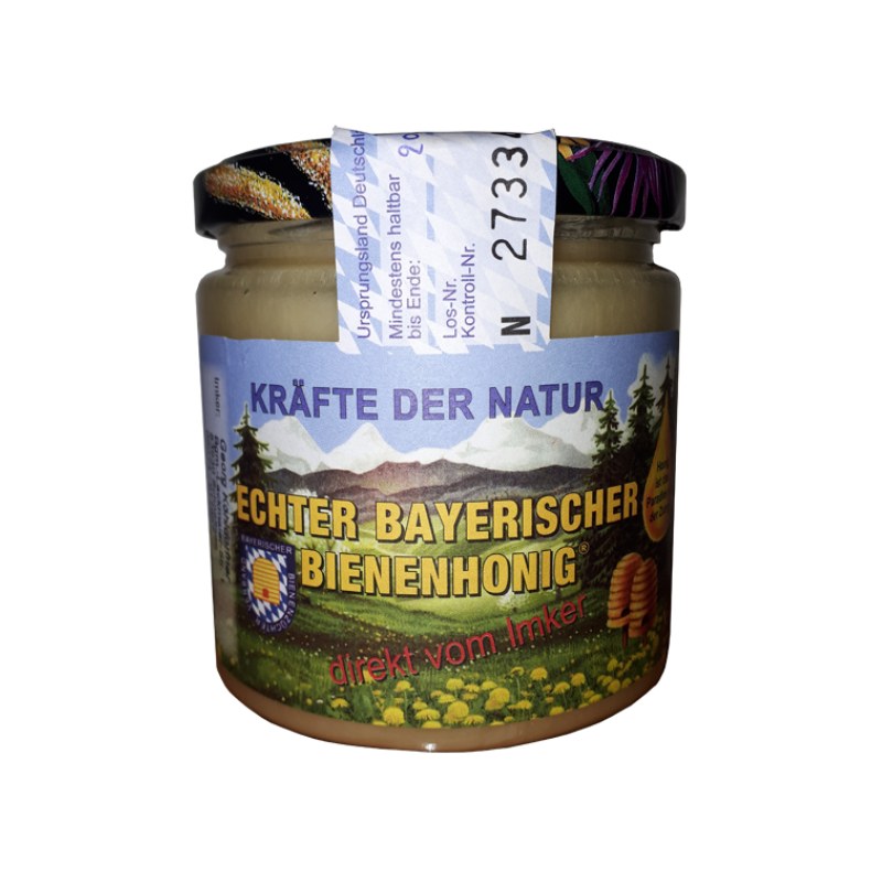 Honig cremig, echter bayrischer Bienenhonig direkt vom Imker im Glas auf weißem Hintergrund