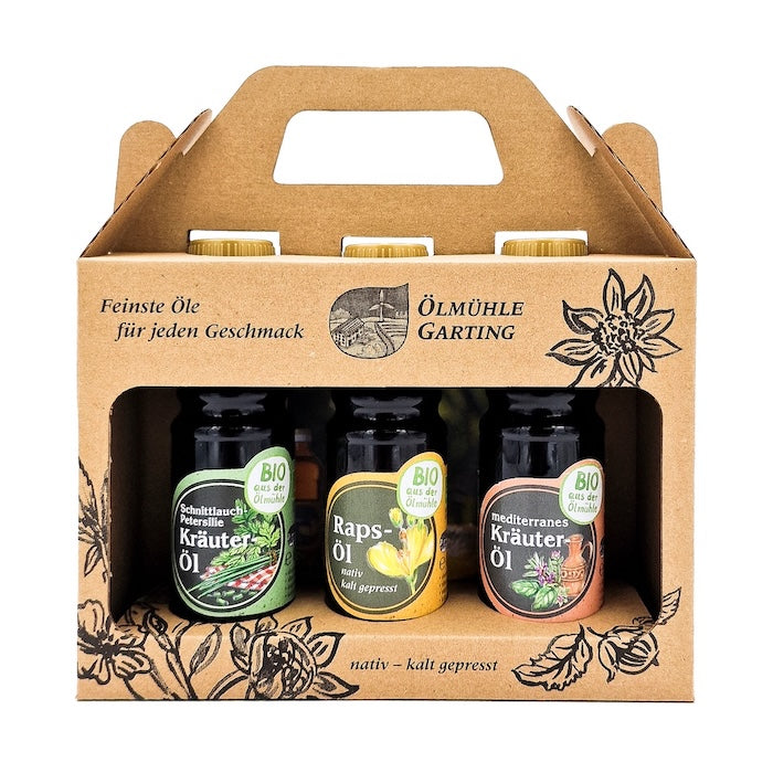 Geschenkset Bio Küche kaltgepresst nativ mit 100 ml Flasche Bio Schnittlauch Petersilie Kräuteröl, 100 ml Flasche Mediterranes Bio Gewürzöl und 100 ml Bio Rapsöl in einer Papiertasche auf weißem Hintergrund