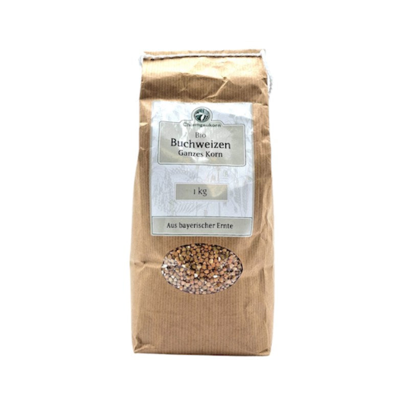 Bio Buchweizen, 1000 g in brauner Tüte von Chiemgaukorn, aus bayrischer Ernte, auf weißem Hintergrund