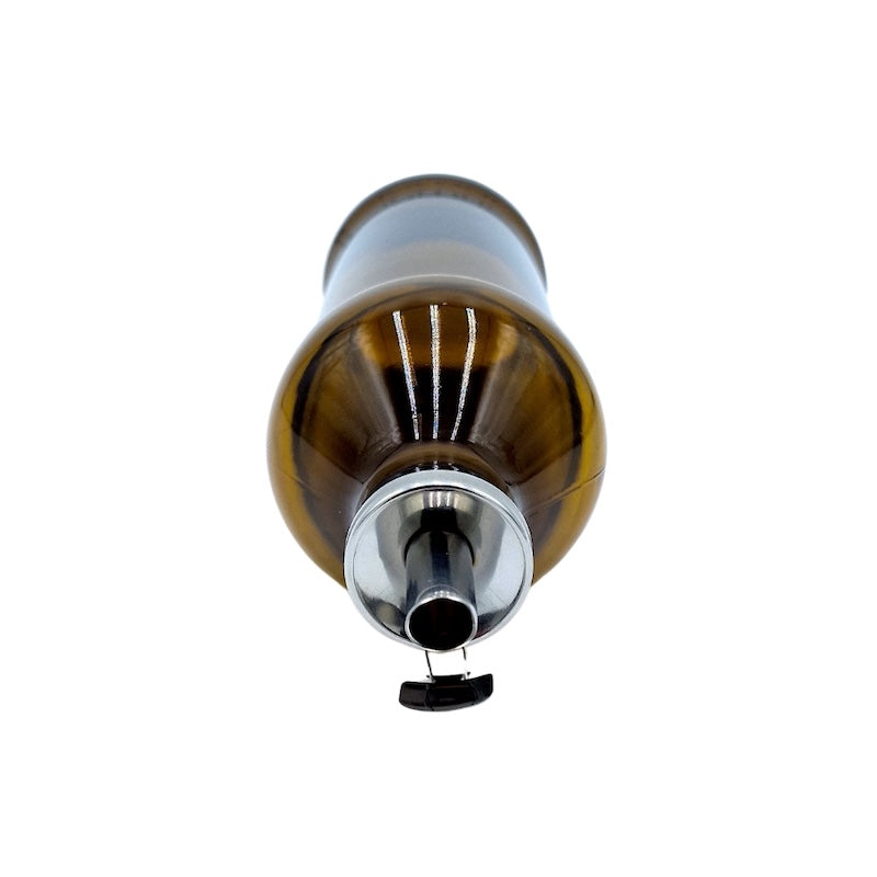 Edelstahl Ausguss für Dosierung von vorne auf weißem Hintergrund