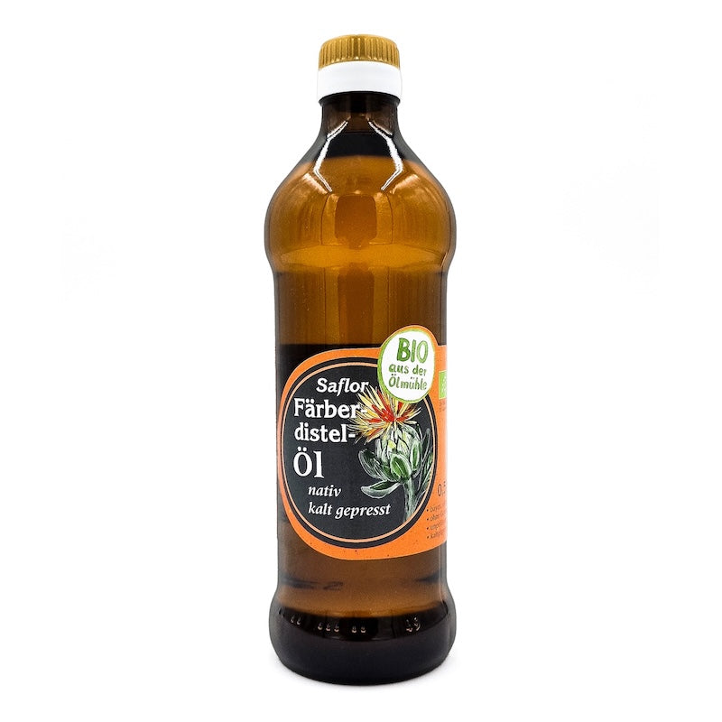 Bio Färberdistelöl nativ kaltgepresst, 500 ml in brauner Glasflasche der Ölmühle Garting auf weißem Hintergrund