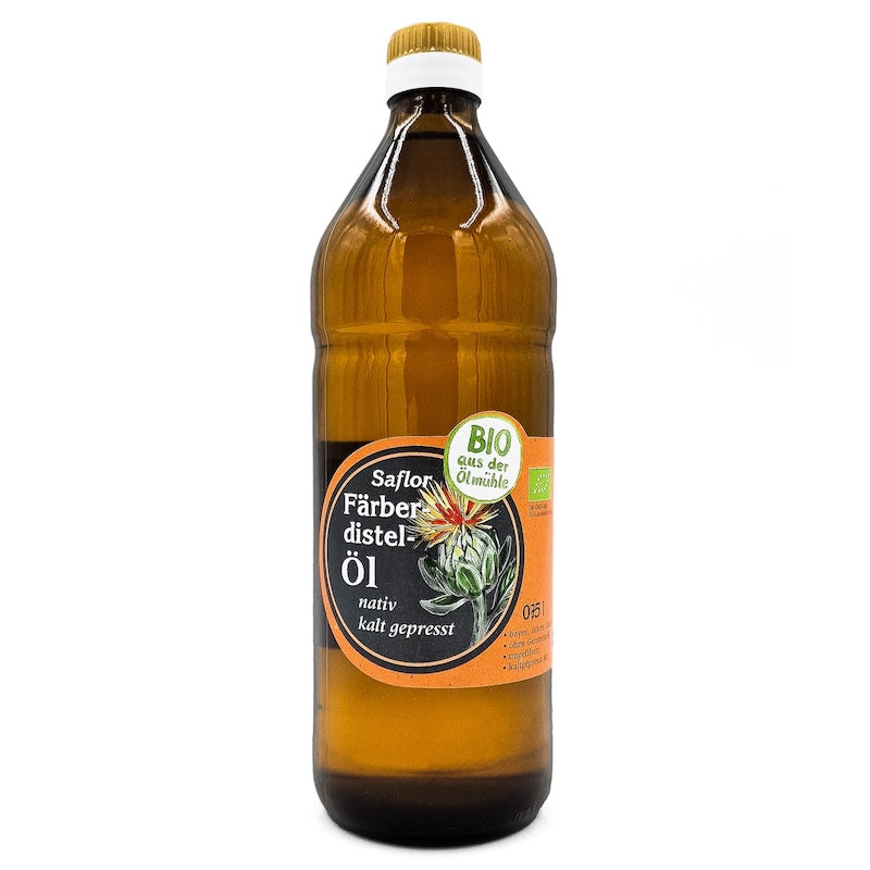 Bio Färberdistelöl nativ kaltgepresst, 750 ml in brauner Glasflasche der Ölmühle Garting auf weißem Hintergrund