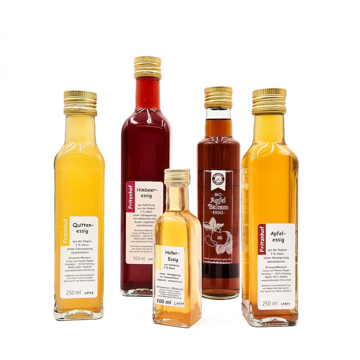 Quittenessig, Himbeeressig, Holleressig, Bio Apfel Balsam Essig, Apfelessig des Fritznhof als Kollektion auf weißem Hintergrund