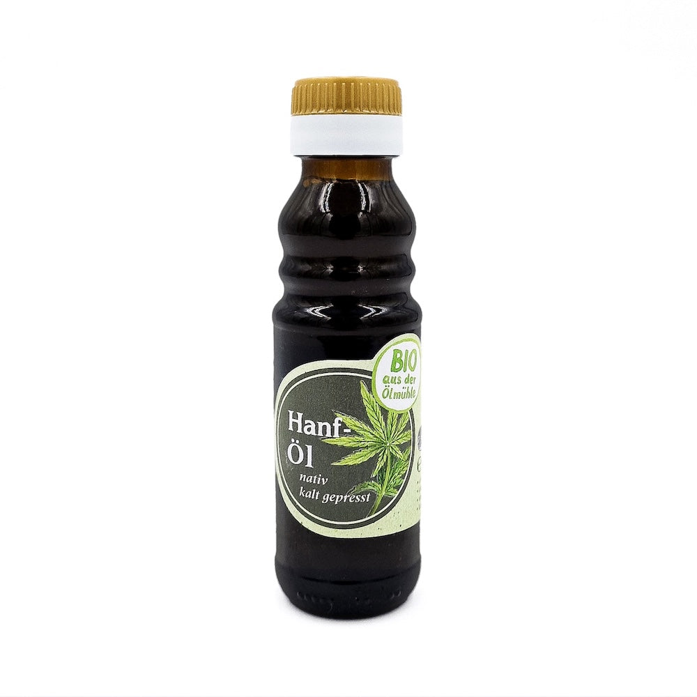 Bio Hanfoel nativ kaltgepresst, 100 ml Glasflasche der Ölmühle Garting auf weißem Hintergrund
