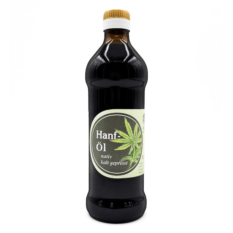 Hanfoel nativ kaltgepresst, 500 ml Glasflasche der Oelmuehle Garting auf weißem Hintergrund