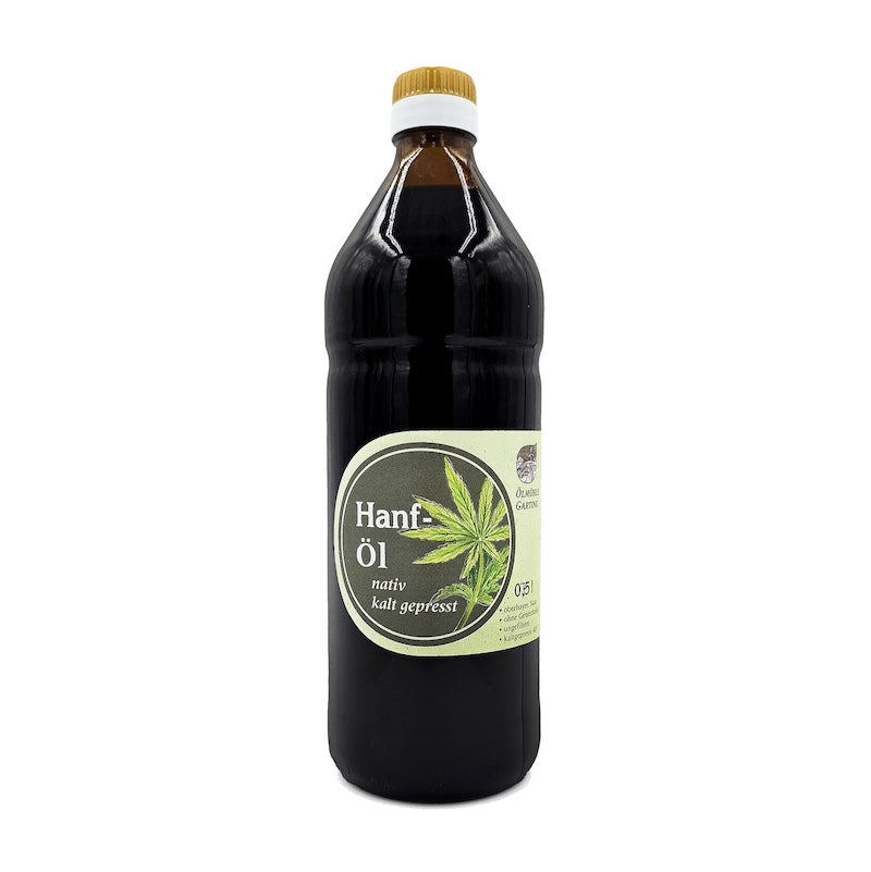 Hanfoel nativ kaltgepresst, 750 ml Glasflasche der Oelmuehle Garting auf weißem Hintergrund