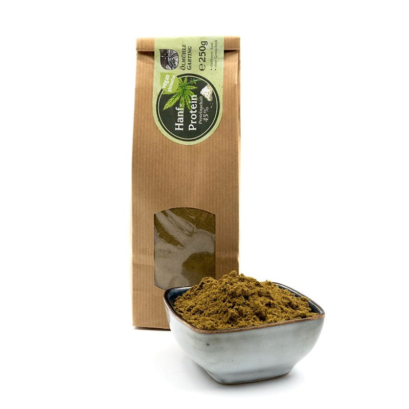 Hanfprotein, 250g Tüte der Ölmühle Garting, vegan und glutenfrei mit grünem Etikett auf weißem Hintergrund, hoher Proteingehalt von 45%,Schale mit Hanfprotein im Vordergrund