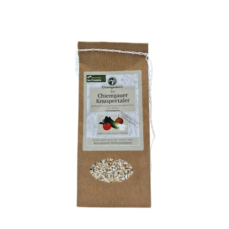 Bio Chiemgauer Knuspertaler, 200 g in brauner Tüte von Chiemgaukorn, auf weißem Hintergrund