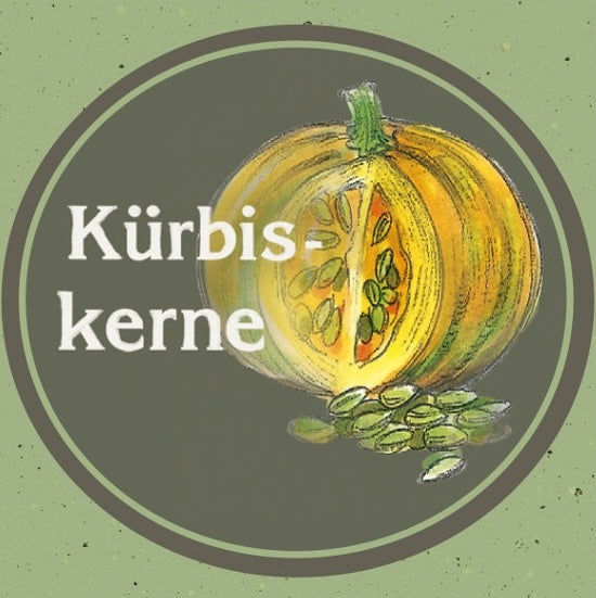 Etikett der Kürbiskerne naturbelassen mit gezeichnetem Kürbis auf hellgrünem Hintergrund