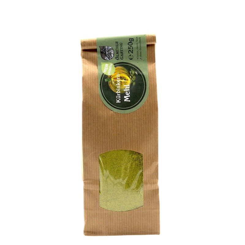 Kürbiskernmehl, 250g Tüte der Ölmühle Garting, vegan und glutenfrei mit grünem Etikett auf weißem Hintergrund
