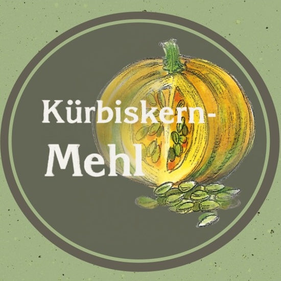 Etikett des Kürbiskernmehl mit gezeichnetem Kürbis und Kürbiskernen auf grünem Hintergrund