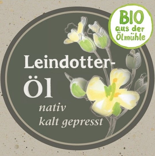 Etikett Bio Leindotteröl nativ und kaltgepresst aus der Ölmühle Garting mit dem Bio Siegel der Ölmühle und Illustration einer Leindotterblüte auf beigem Hintergrund