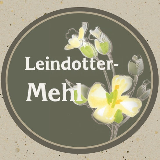Etikett des Leindottermehl mit weißer Leindotterblüte auf beigem Hintergrund