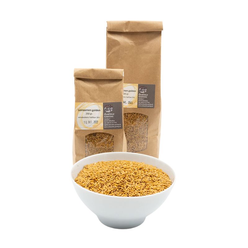 Leinsamen gold naturbelassen, 500g und 250g Tüte golden der Ölmühle Garting auf weißem Hintergrund, im Vordergrund goldene Leinsamen