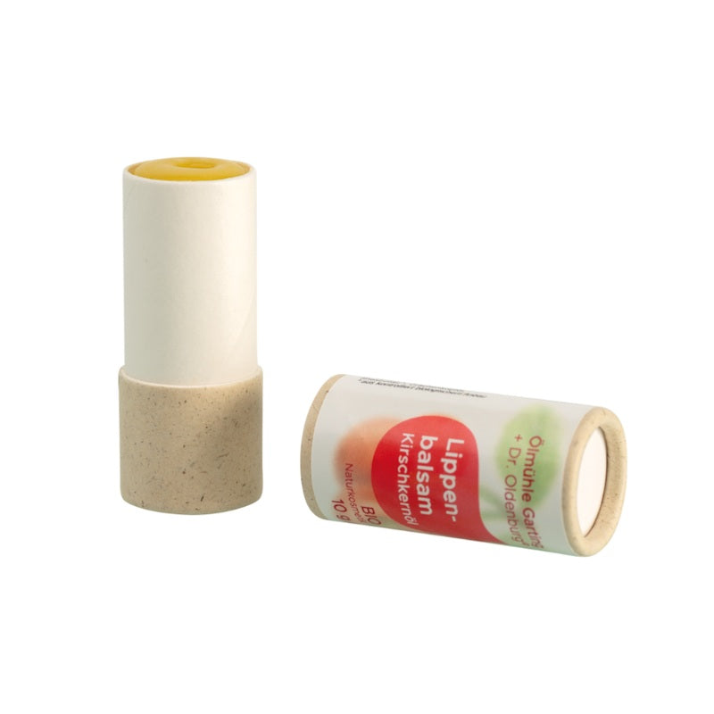 Bio Lippenbalsam mit Kirschkernöl, natürliche Naturkosmetik, Ölmühle Garting und Dr. Oldenburg, Lippenstift geöffnet auf weißem Hintergrund