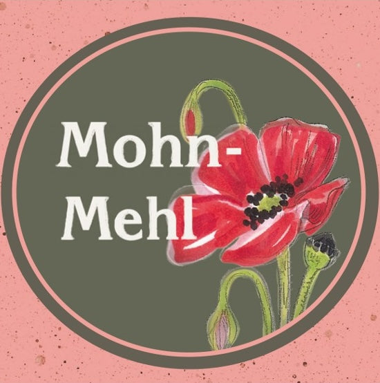Etikett des Mohnmehl mit gezeichneter Mohnblume auf rotem Hintergrund
