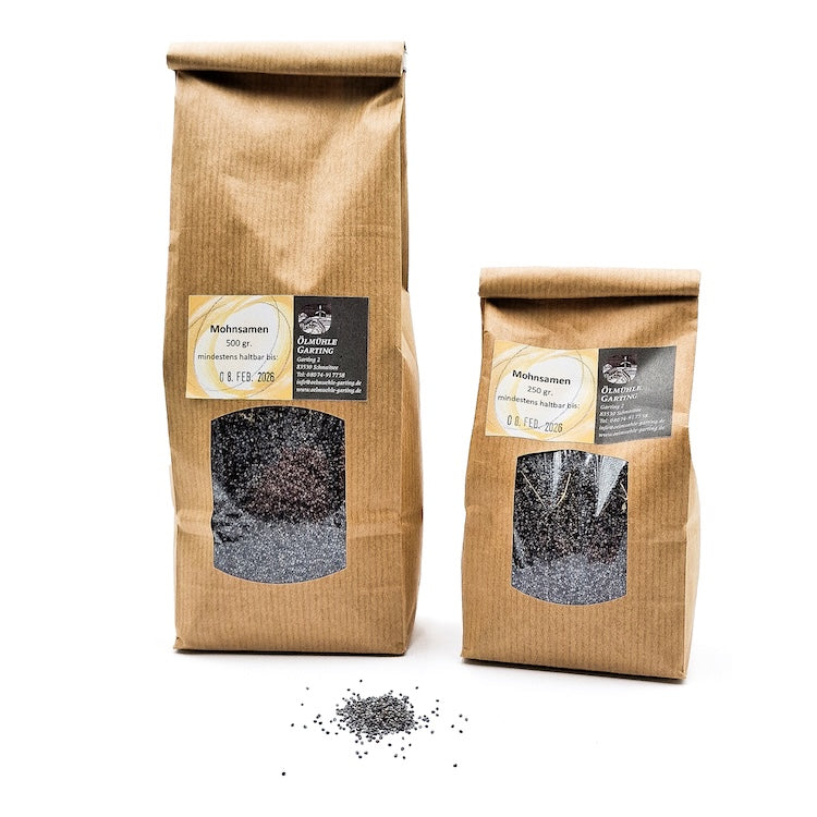 Mohnsamen, 250g und 500g Tüte braun der Ölmühle Garting auf weißem Hintergrund, im Vordergrund Mohnsamen zum backen
