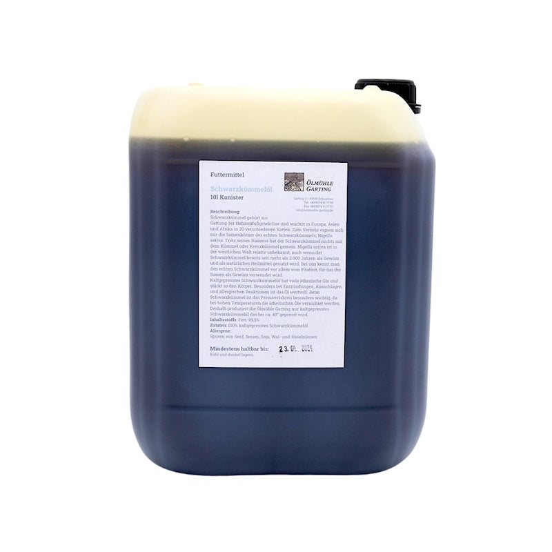 Schwarzkuemmeloel nativ kaltgepresst als Futtermittel, 10 Liter Plastikkanister der Oelmuehle Garting auf weißem Hintergrund