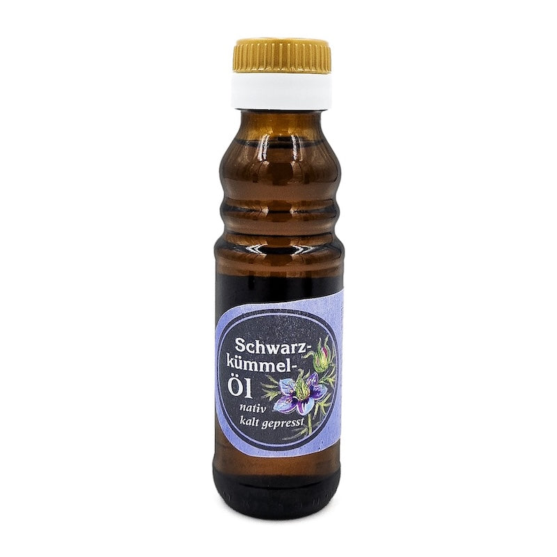 Schwarzkuemmeloel nativ kaltgepresst, 100 ml Glasflasche der Oelmuehle Garting auf weißem Hintergrund