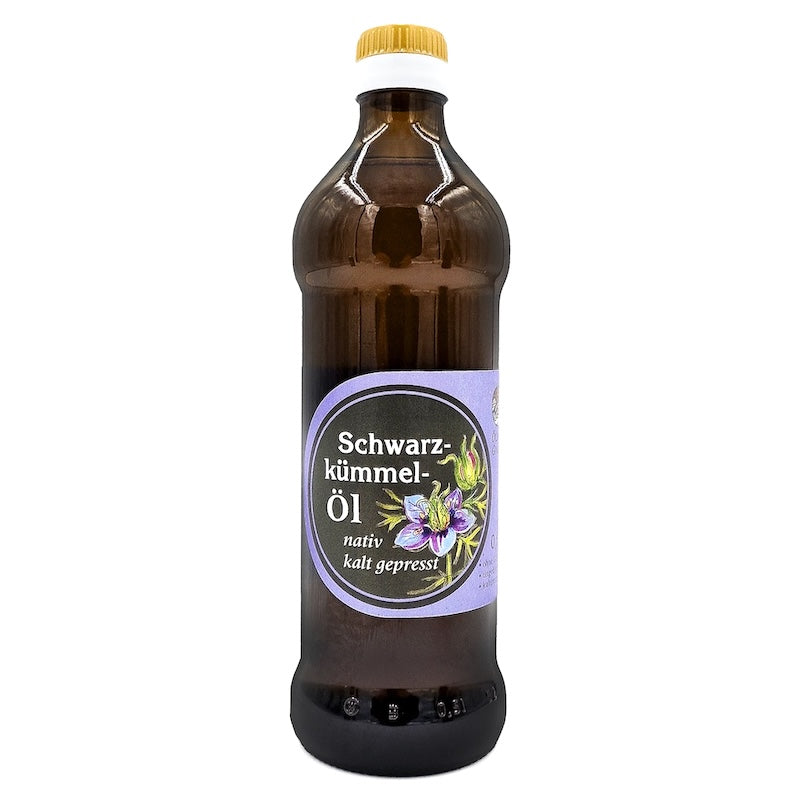 Schwarzkuemmeloel nativ kaltgepresst, 500 ml Glasflasche der Oelmuehle Garting auf weißem Hintergrund