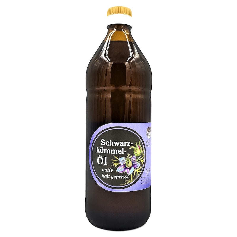 Schwarzkuemmeloel nativ kaltgepresst, 750 ml Glasflasche der Oelmuehle Garting auf weißem Hintergrund