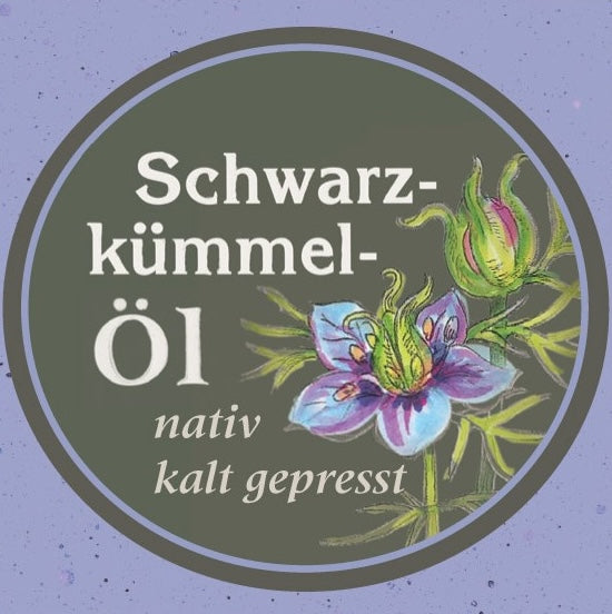 Blaues Etikett der Schwarzkuemmelsamen aus der Ölmühle Garting mit Blueten des Schwarzkuemmels