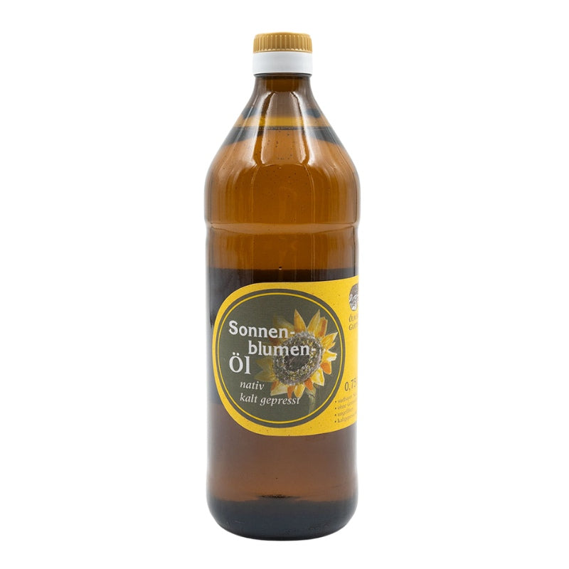 Sonnenblumenöl nativ kaltgepresst, 750 ml in brauner Glasflasche der Ölmühle Garting auf weißem Hintergrund