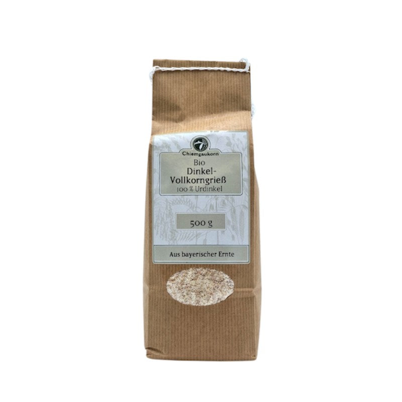 Bio Dinkel Vollkorngrieß, 500 g in brauner Tüte von Chiemgaukorn, aus bayrischer Ernte, auf weißem Hintergrund