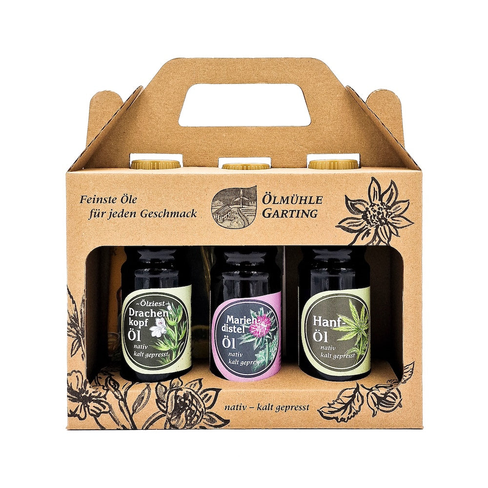 Geschenkeset Vitalset nativ kaltgepresste Öle, 100 ml Flaschen der Ölmühle Garting mit Drachenkopföl, Mariendistelöl und Hanföl in Kartongeschenkset auf weißem Hintergrund