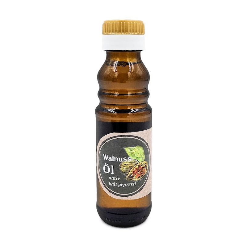 Walnussöl nativ kaltgepresst, 100 ml in brauner Glasflasche der Ölmühle Garting mit hellbraunem Etikett auf weißem Hintergrund