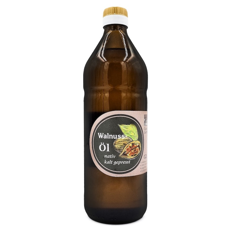 Walnussöl nativ kaltgepresst, 750 ml in brauner Glasflasche der Ölmühle Garting mit hellbraunem Etikett auf weißem Hintergrund