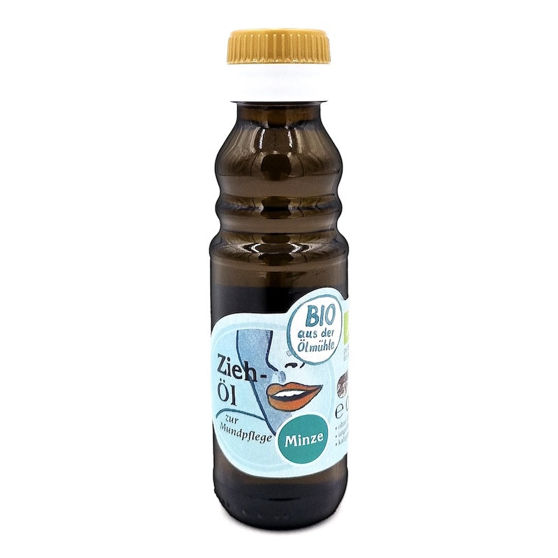 Bio Ziehöl Minze zur Mundpflege, 100 ml in brauner Glasflasche der Ölmühle Garting mit blauem Etikett auf weißem Hintergrund