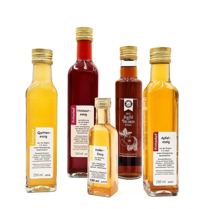 Quittenessig, Himbeeressig, Holleressig, Bio Apfel Balsam Essig, Apfelessig des Fritznhof als Kollektion auf weißem Hintergrund