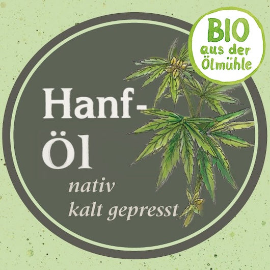 Etikett des Bio Hanfoels nativ kaltgepresst: Oelmuehle Garting mit Bio Siegel der Oelmuehle Garting und gruenen Hanfblättern gezeichnet