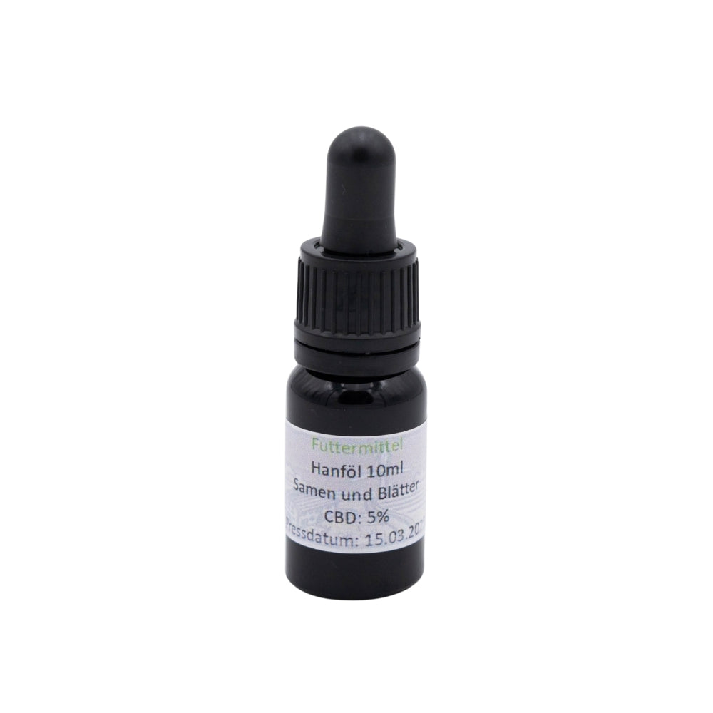 CBD Öl 5%, 10 ml in Glasflasche mit Dosierpipette als Futtermittel mit weißem Etikett auf weißem Hintergrund 