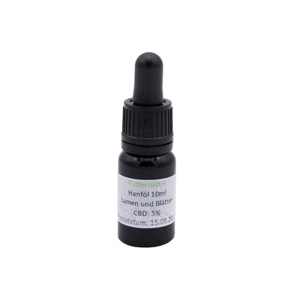 CBD Öl 5%, 10 ml in Glasflasche mit Dosierpipette als Futtermittel mit weißem Etikett auf weißem Hintergrund 