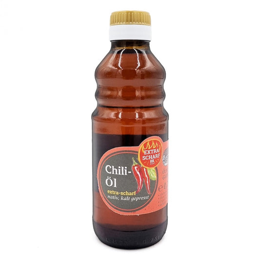 Chiliöl extra scharf, nativ kaltgepresst, 250 ml in brauner Glasflasche der Ölmühle Garting auf weißem Hintergrund