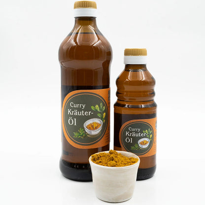 Curry Kräuteröl Set nativ kaltgepresst, 250 ml und 500 ml in brauner Glasflasche mit orangem Etikett der Ölmühle Garting auf weißem Hintergrund, im Vordergrund weiße Schale mit gelbem Currypulver