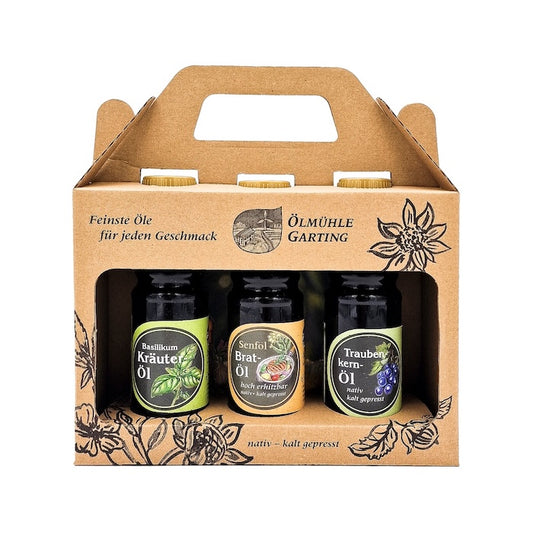 Geschenkset Kochprofi mit 100ml Flasche Senföl Bratöl hocherhitzbar, 100 ml Flasche Basilikum Kräuteröl und 100 ml Traubenkernöl in einer Papiertasche auf weißem Hintergrund