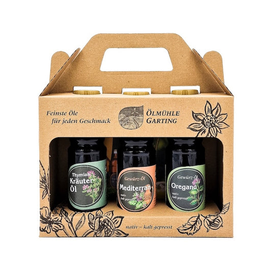 Geschenkset Kräuterlinge kaltgepresst nativ mit 100 ml Flasche Thymian Kräuteröl, 100 ml Flasche Mediterranes Gewürzöl und 100 ml Oregano Gewürzöl in einer Papiertasche auf weißem Hintergrund