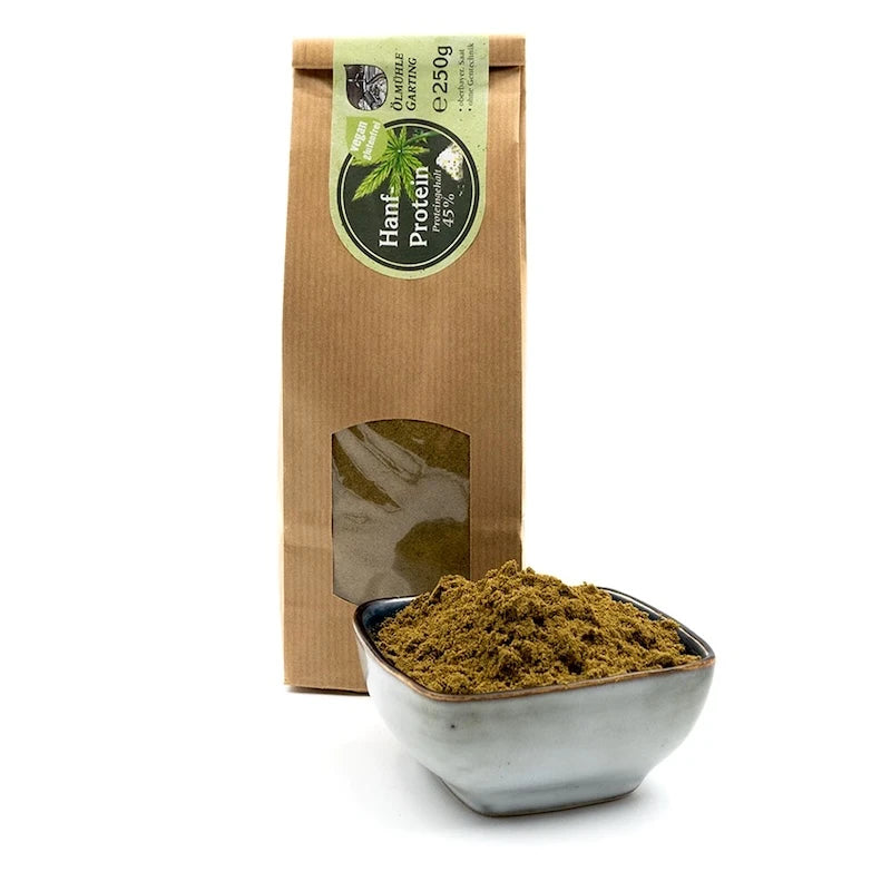 Hanfprotein, 250g Tüte der Ölmühle Garting, vegan und glutenfrei mit grünem Etikett auf weißem Hintergrund, hoher Proteingehalt von 45%,Schale mit Hanfprotein im Vordergrund
