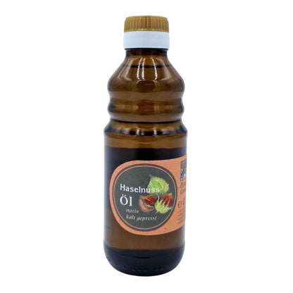 Haselnuss Öl nativ kaltgepresst, 250 ml in brauner Glasflasche der Ölmühle Garting mit braunem Etikett auf weißem Hintergrund