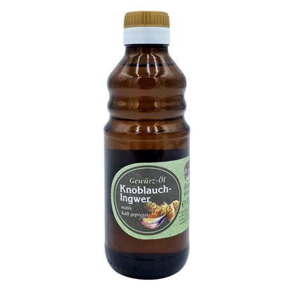 Gewürz Öl Knoblauch Ingwer nativ kaltgepresst, 250 ml in brauner Glasflasche der Ölmühle Garting auf weißem Hintergrund 