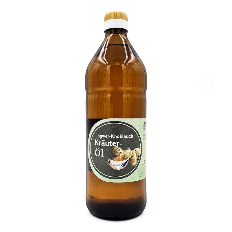 Kräuteröl Knoblauch Ingwer nativ kaltgepresst, 750 ml in brauner Glasflasche der Ölmühle Garting auf weißem Hintergrund